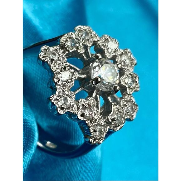 DD# Striking Ring Multiple Cz in 925 Silver & Rhodium overlay. Sz 7 - Picture 1 of 12